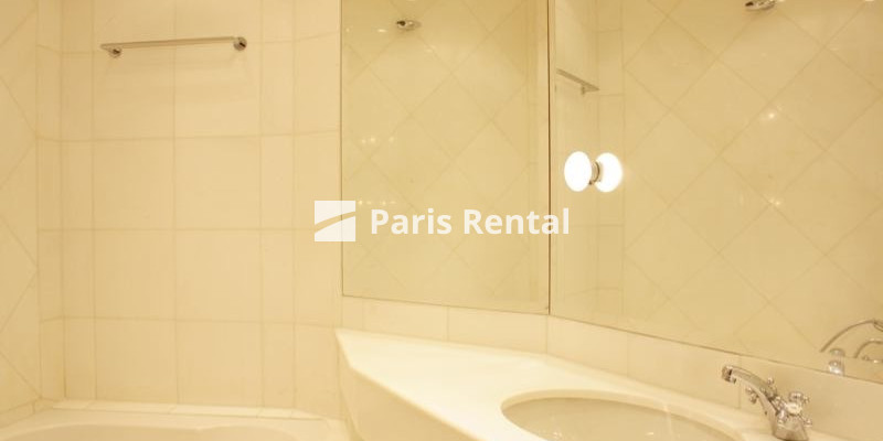Salle de bains - 
    8ème arrondissement
  Champs-Elysées, Paris 75008
