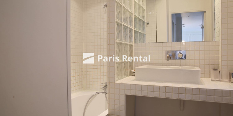 Salle de bains - 
    10ème arrondissement
  République, Paris 75010
