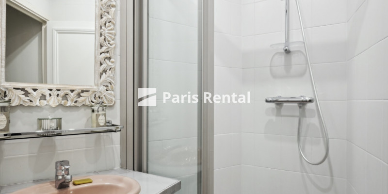 Salle de douches - 
    17ème arrondissement
  Etoile, Paris 75017
