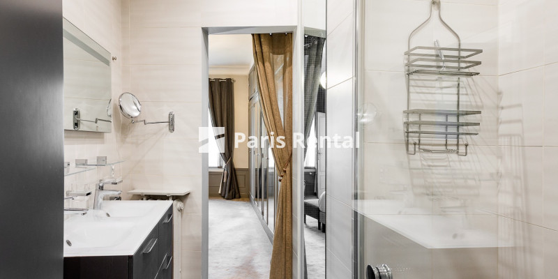 Salle de douches 1 - 
    16ème arrondissement
  Porte Maillot, Paris 75116
