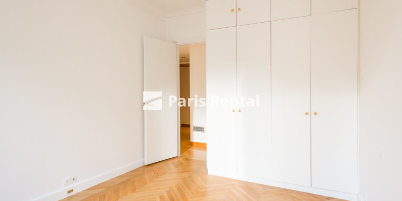 Chambre 2 - 
    8ème arrondissement
  Triangle d'Or, Paris 75008
