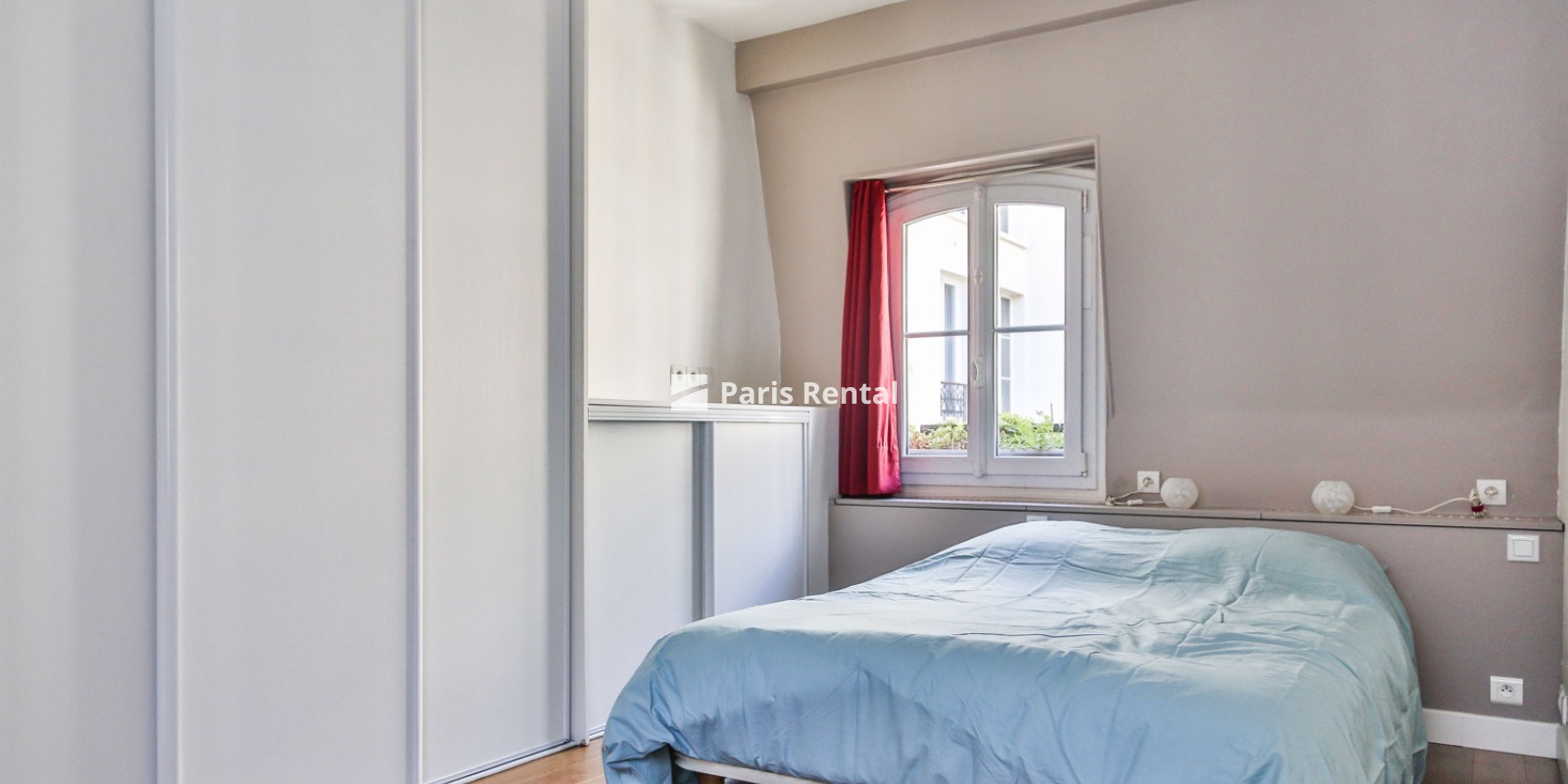 Chambre 2 - 
    10ème arrondissement
  Canal St.Martin, Paris 75010
